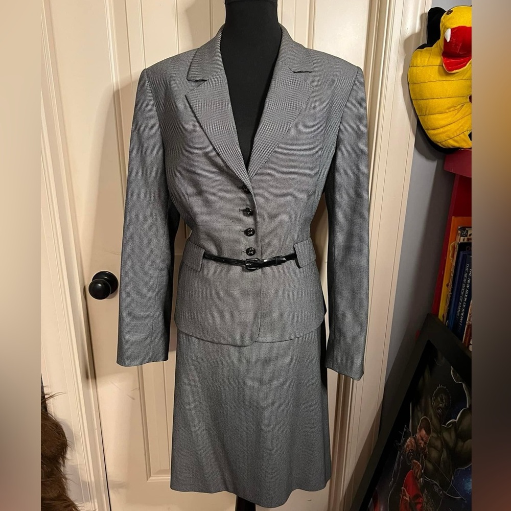 VGUC- Tahari skirt suit- size 14